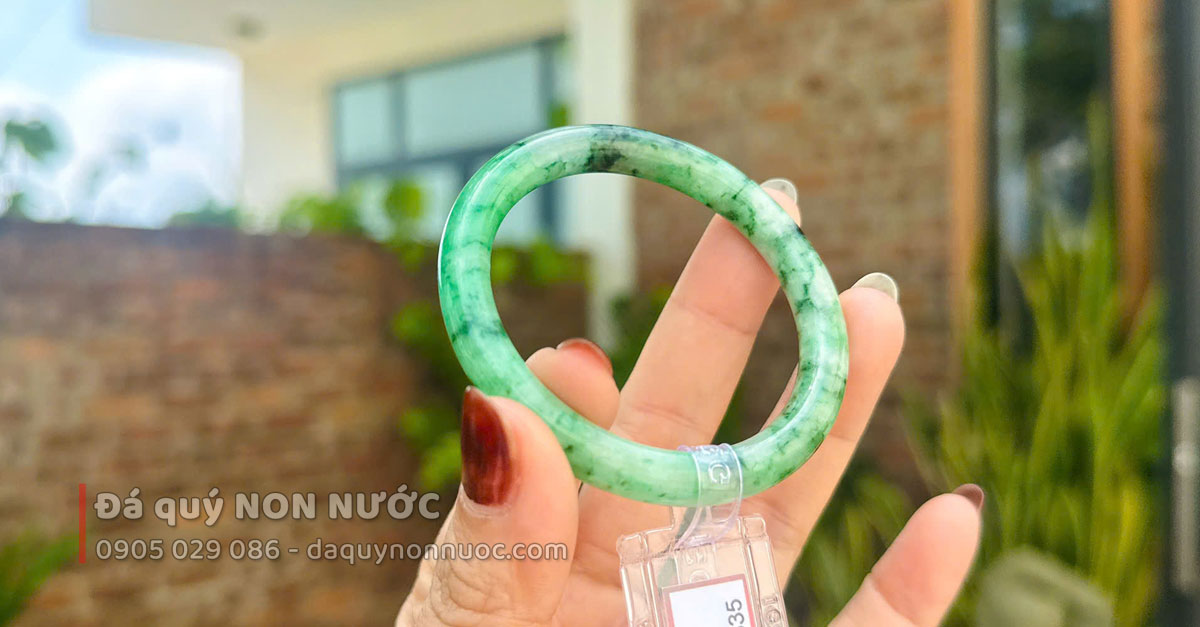 Vòng ngọc sơn thủy