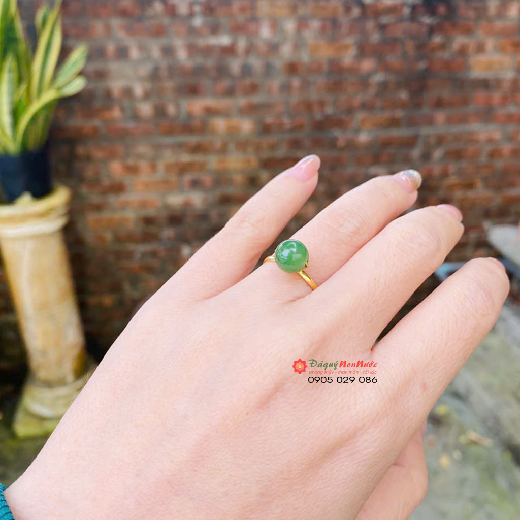 Nhẫn vàng đính ngọc bích