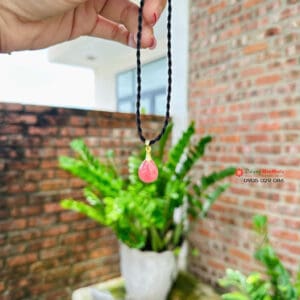 Mặt dây đeo đá đào hoa