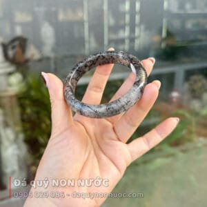 Kiềng đá thạch anh tóc đen