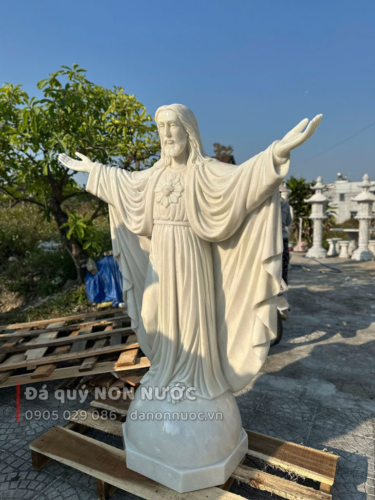 Tượng Chúa giang tay